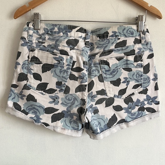 Vintage Brody low-rise jean shorts, size 28, floral. - Picture 4 of 4